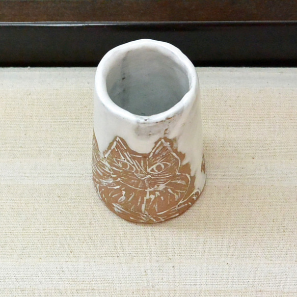猫一匹の花瓶　茶と白　一輪挿し　花入れ　ペンスタンド　渋めカラー　ねこ・ネコ　手作り陶芸　陶器の置物 5枚目の画像
