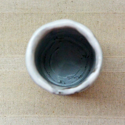 猫一匹の花瓶　茶と白　一輪挿し　花入れ　ペンスタンド　渋めカラー　ねこ・ネコ　手作り陶芸　陶器の置物 9枚目の画像