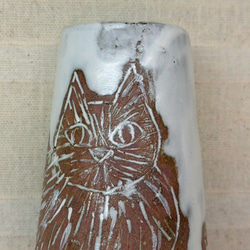 猫一匹の花瓶　茶と白　一輪挿し　花入れ　ペンスタンド　渋めカラー　ねこ・ネコ　手作り陶芸　陶器の置物 8枚目の画像