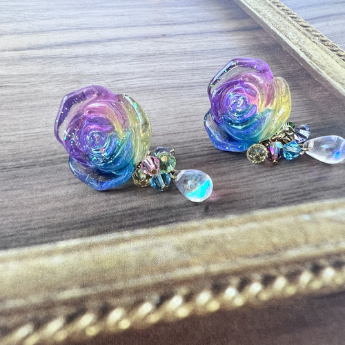 キラキラ揺れる 虹色薔薇のピアス ピアス（スタッド・一粒） Kemko 