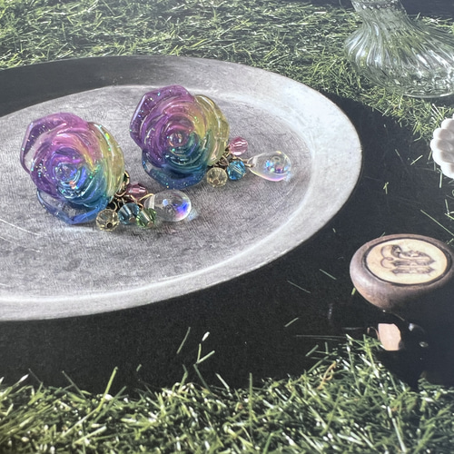 キラキラ揺れる 虹色薔薇のピアス ピアス（スタッド・一粒） Kemko 