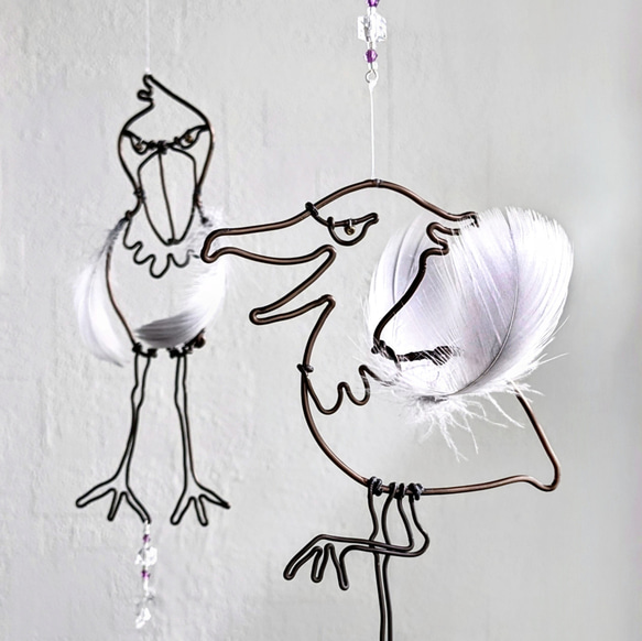 笑うハシビロコウ モビール サンキャッチャー はしびろこう 2羽 鳥  北欧テイスト フェザー ワイヤー ワイヤーアート 1枚目の画像