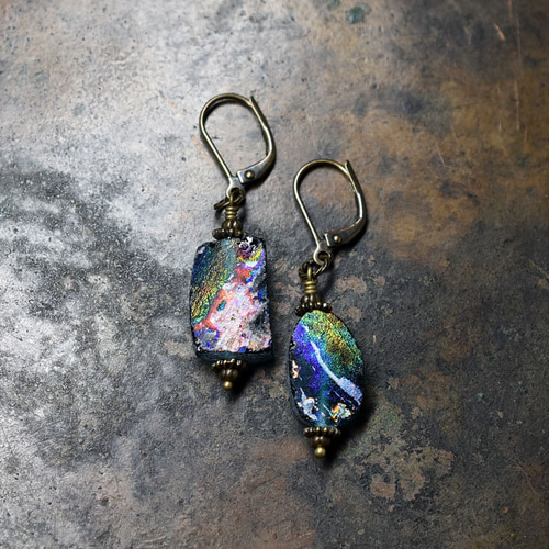 ブルーグリーンの美しい銀化ローマングラスのピアス ピアス（フック