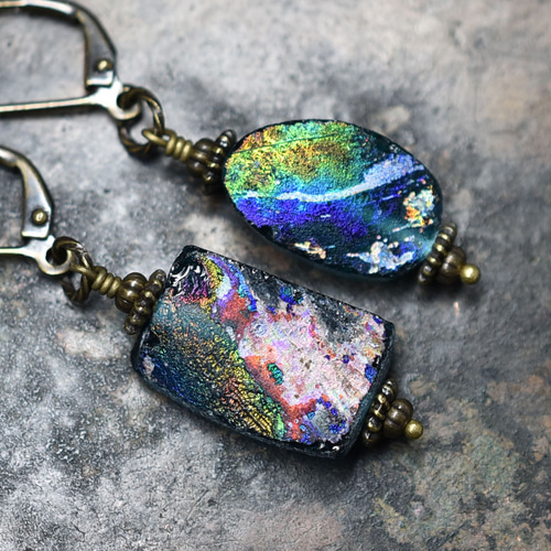 ブルーグリーンの美しい銀化ローマングラスのピアス ピアス（フック