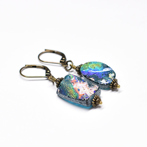 ブルーグリーンの美しい銀化ローマングラスのピアス ピアス（フック