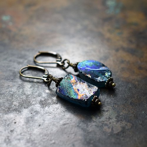 ブルーグリーンの美しい銀化ローマングラスのピアス ピアス（フック