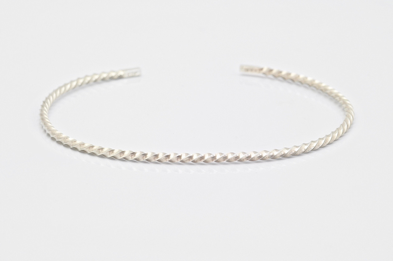 BG-006  Twisted Corner Line Slim Bangle