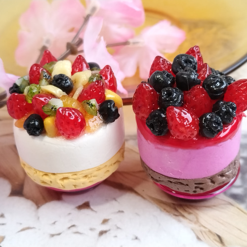 美味しそうなホールケーキセット①(レアチーズ、イチゴ