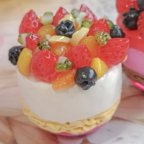 美味しそうなホールケーキセット①(レアチーズ、イチゴ