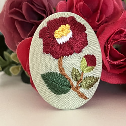 刺繍ブローチ　ヘアゴム　ツバキ　花　ハンドメイド 1枚目の画像