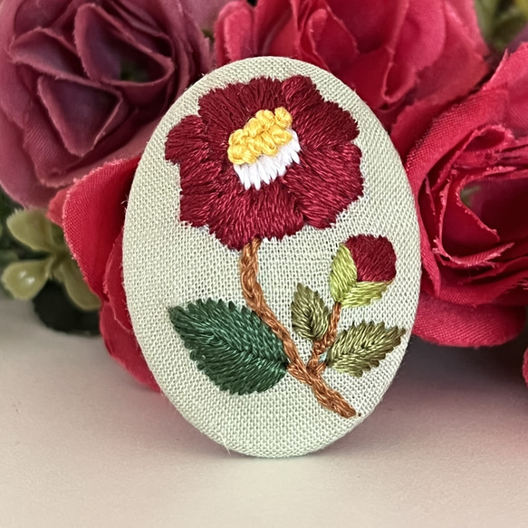 刺繍ブローチ　ヘアゴム　ツバキ　花　ハンドメイド 2枚目の画像