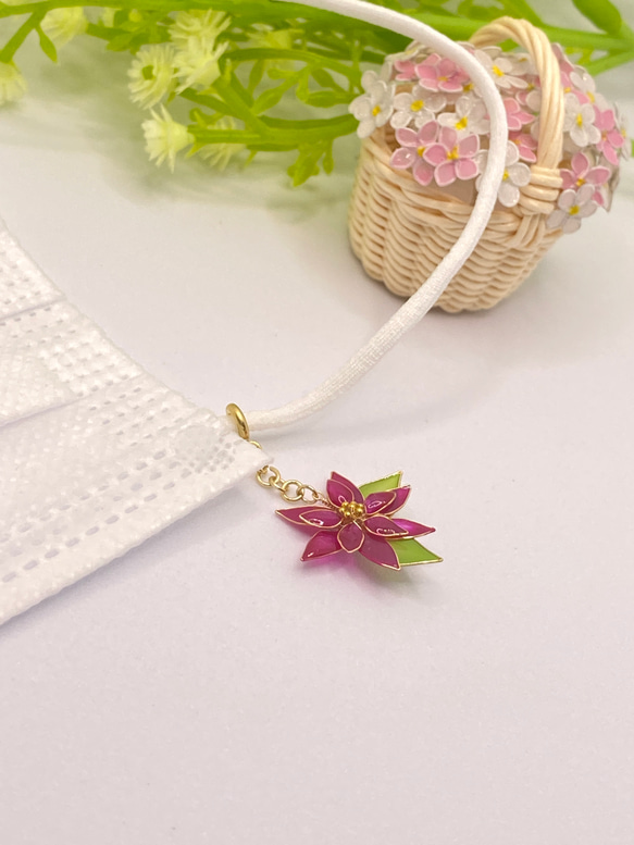 紫ポインセチア（葉あり）のマスクチャーム(アメリカンフラワー×レジン