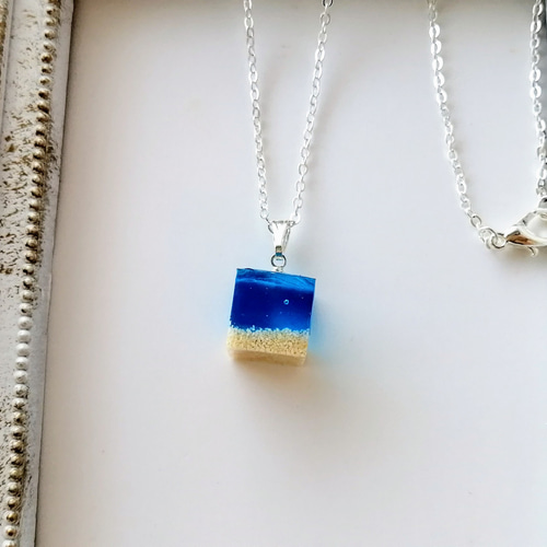 シンプルキューブ海ネックレス(ブルー)10mm / レジン / 海底