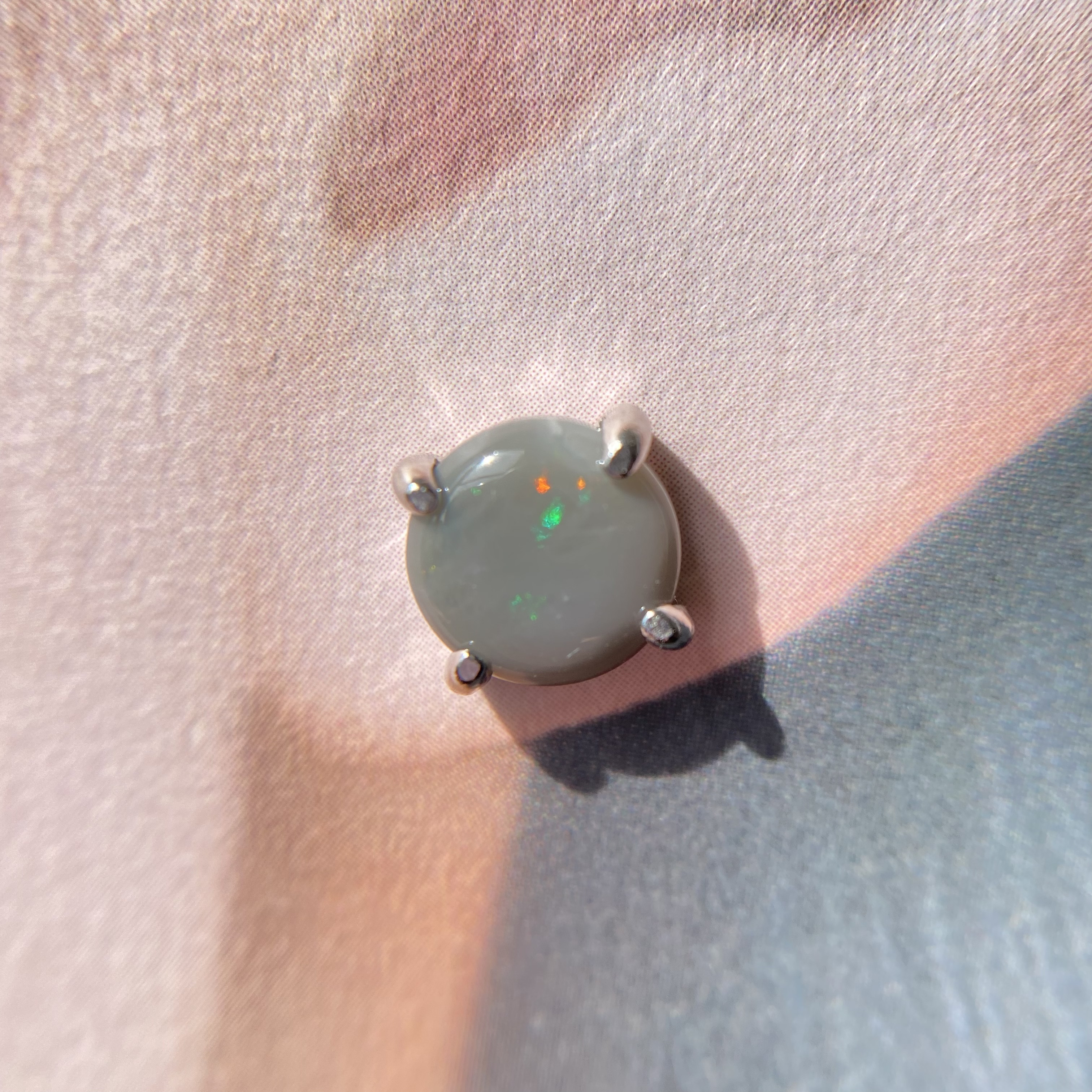天然オパール片耳シルバーピアス☆オーストラリア産原石から磨いた１点もの