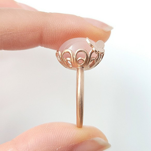 ☆様　ローズクォーツ蝶々　2 限定再販】ローズクォーツのお花にとまる蝶のアンティークリング