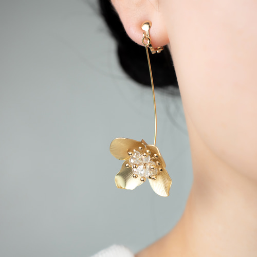 K14gf ゆれるシャンパンゴールドフラワー 大ぶりピアス(イヤリング変更