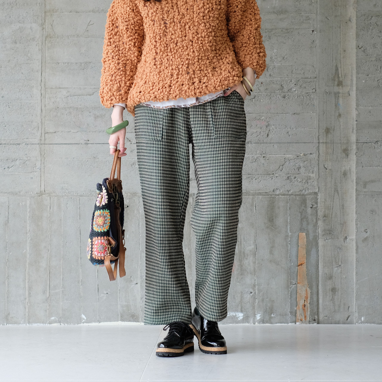 【2025再販】履くだけでこなれシルエット♪レトロ柄イージーニットパンツ（22w-11）ダークグリーン