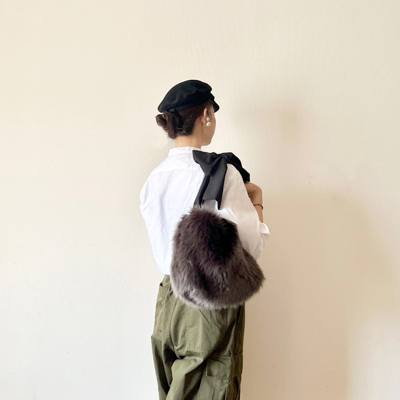 【soldout】3way eco fur ribbon tote bag（チャコール） 7枚目の画像