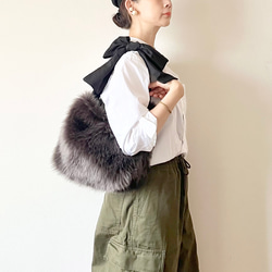 【soldout】3way eco fur ribbon tote bag（チャコール） 5枚目の画像
