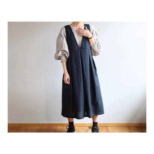 くるみボタンがアクセント！後ろ姿が綺麗なコットンリネン