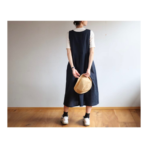 くるみボタンがアクセント！後ろ姿が綺麗なコットンリネンワンピース