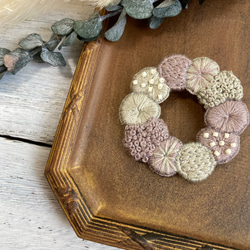 (週末のみSale)立体刺繍 リースブローチ 受注制作］お花のリースの刺繍ブローチ（natural） ブローチ un