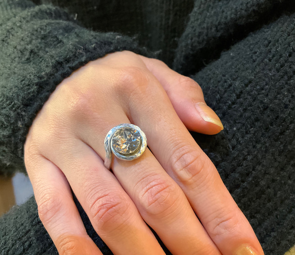 今では入手困難な、大きいスワロフスキーを指輪にしました。ノンアレルギー素材で作った槌目のフリーサイズリング！【送料無料】 1枚目の画像