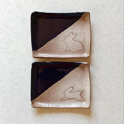 陶の長方形皿【お座りウサギと跳び跳ねるウサギ(濃紺＆アイスグレー)】 1枚目の画像
