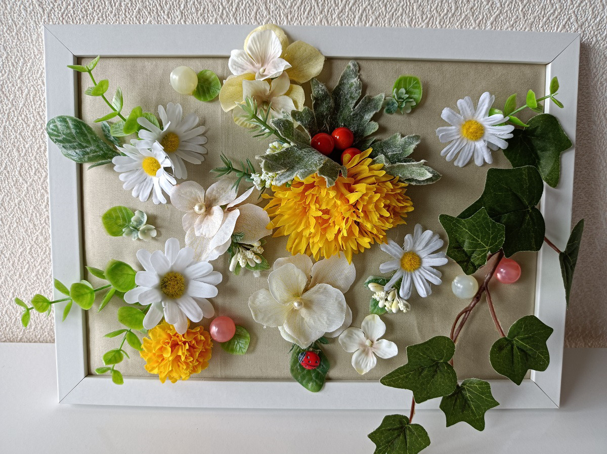 【壁掛け／インテリア雑貨】花額06（黄色い花とてんとう虫）