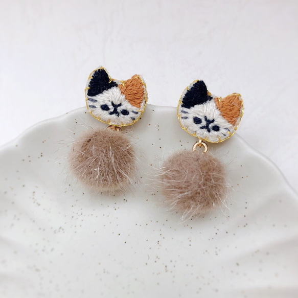 エコファーと猫の刺繍ピアス／イヤリング　ベージュ 7枚目の画像