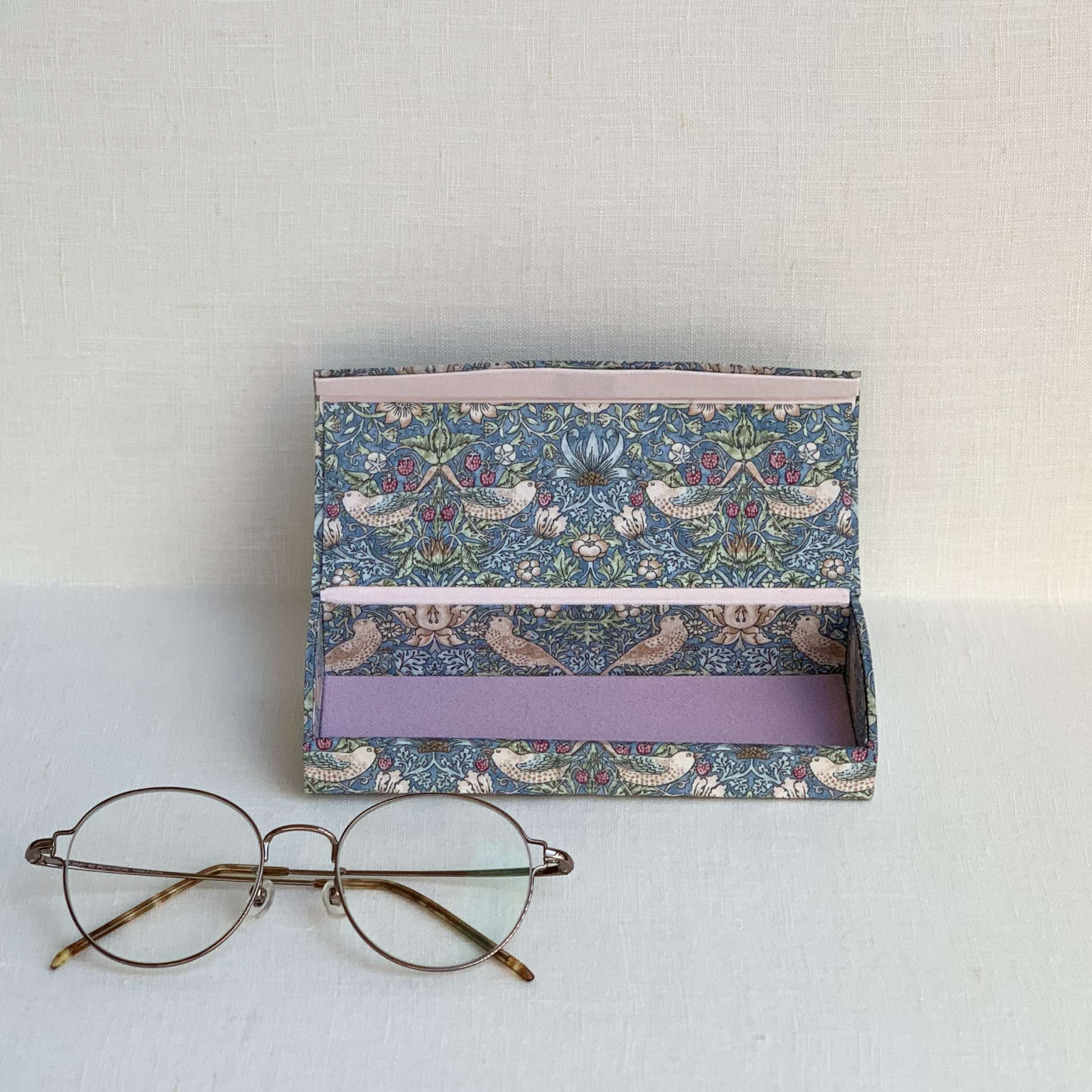 【再々販】優しいピンク色のメガネケース／ウィリアムモリス／カルトナージュ 再々販】優しいピンク色のメガネケース／ウィリアムモリス
