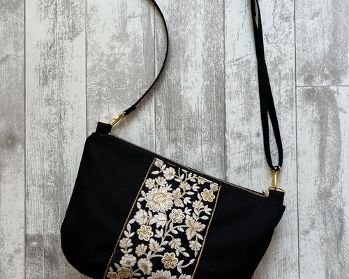【在庫僅少】 インド刺繍リボンと帆布のショルダー◇Black×white gold バッグ
