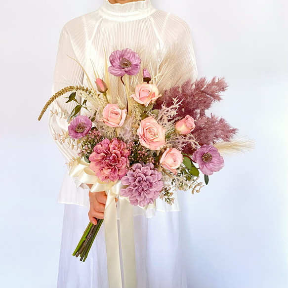 ラベンダーカラーのアンティーククラッチブーケ（アーティフィシャルフラワー・アートフラワー・造花・ウェディング・結婚祝い） 4枚目の画像