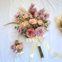 ラベンダーカラーのアンティーククラッチブーケ（アーティフィシャルフラワー・アートフラワー・造花・ウェディング・結婚祝い） 2枚目の画像