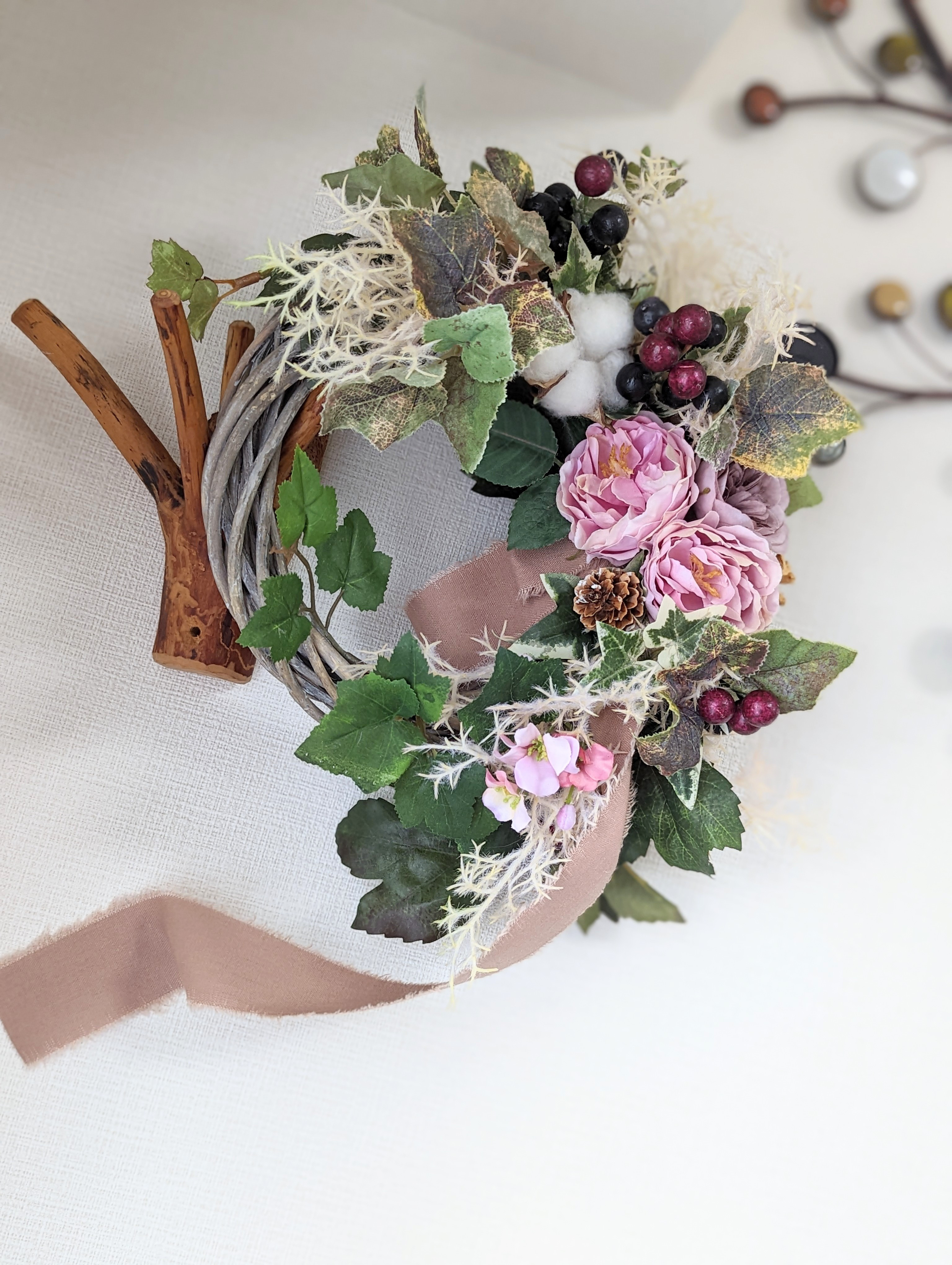 たわわな実とプラムカラーの薔薇が素敵！スモークツリーが旬なアーティフィシャルフラワー（造花）のリース　プレゼント