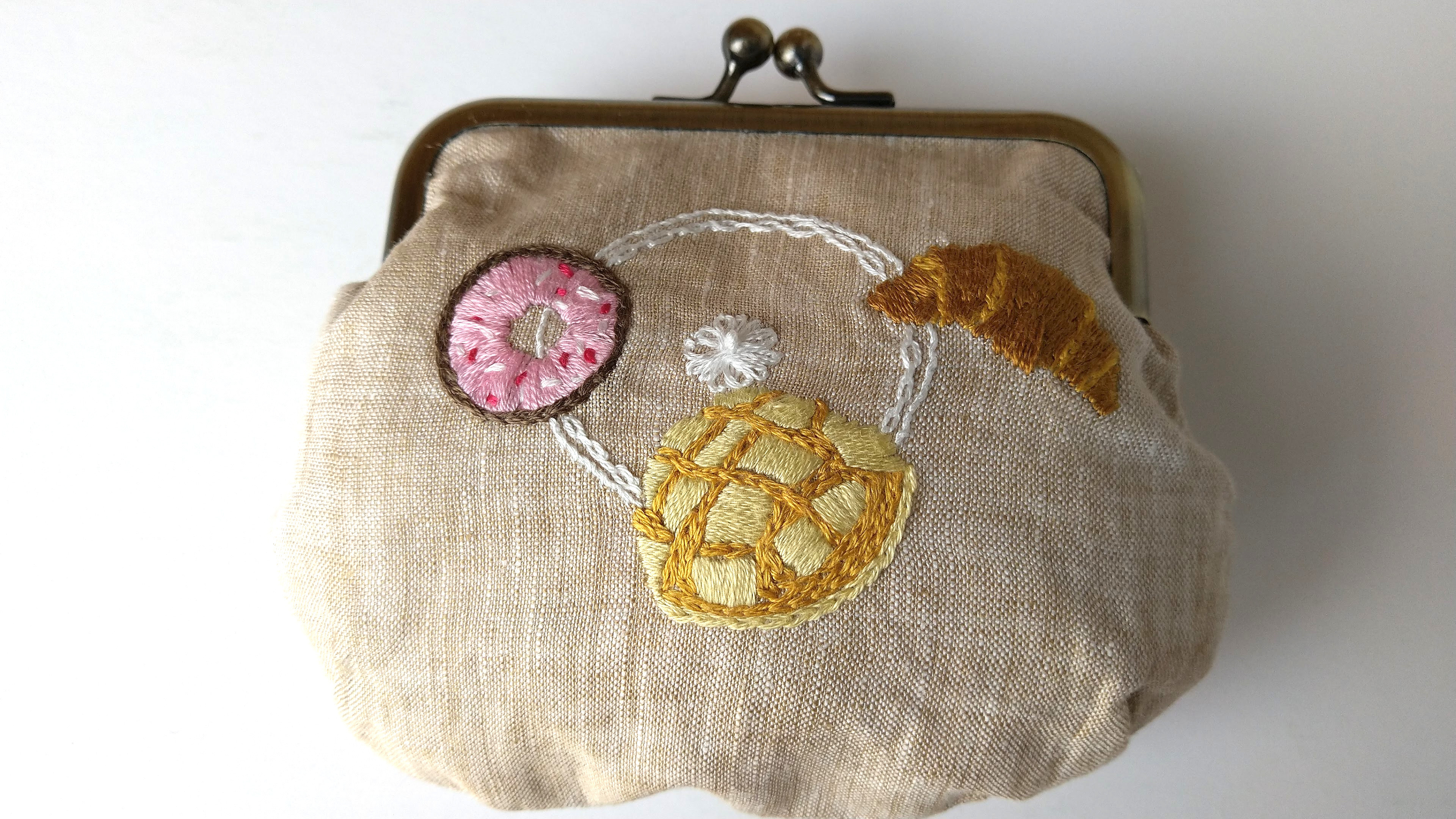 パンジーのがま口ポーチリバティ手刺繍ハンドメイド