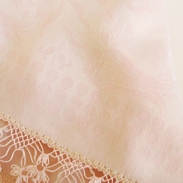 PREMIUM 緞面披肩帶蕾絲裝飾“紫藤花”粉色奶油色 第6張的照片