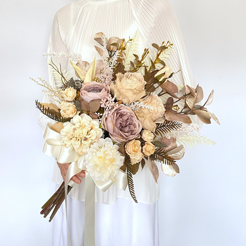 クリームカラーの クラシカル クラッチ ブーケ（アーティフィシャル
