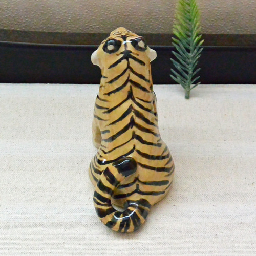 招きトラ 虎の置き物 中型・右手上げ招き猫 干支 寅 ネコねこ タイガー