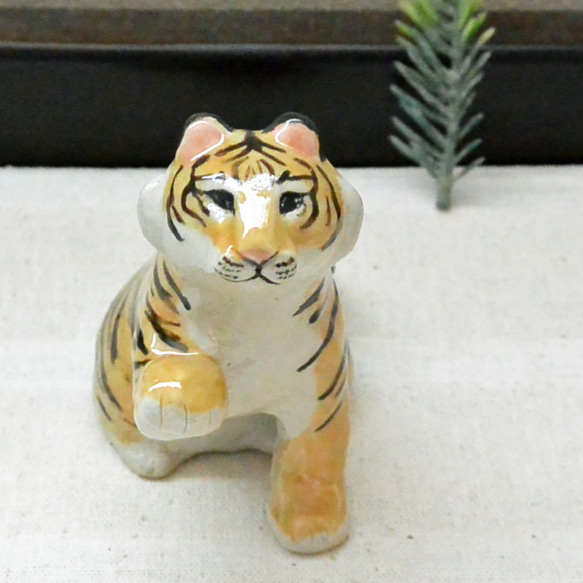 招きトラ　虎の置き物　中型・右手上げ招き猫　干支　寅　ネコねこ　タイガー　トラ　手作り陶芸　陶器の置物 1枚目の画像