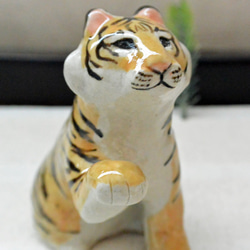 招きトラ　虎の置き物　中型・右手上げ招き猫　干支　寅　ネコねこ　タイガー　トラ　手作り陶芸　陶器の置物 8枚目の画像