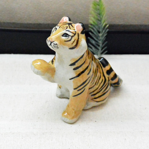 招きトラ 虎の置き物 中型・右手上げ招き猫 干支 寅 ネコねこ