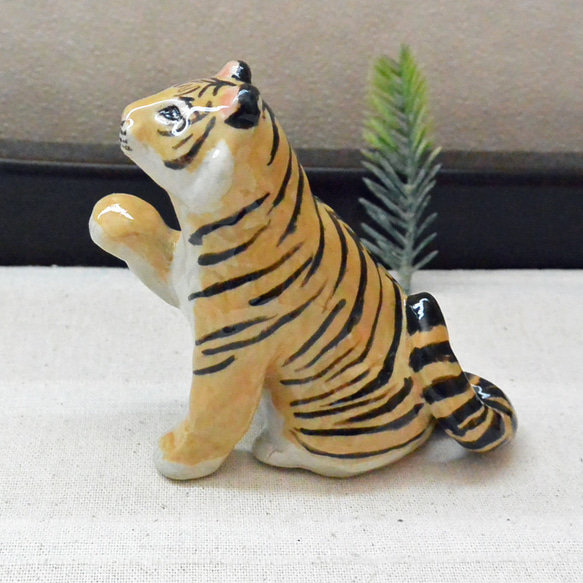 招きトラ　虎の置き物　中型・右手上げ招き猫　干支　寅　ネコねこ　タイガー　トラ　手作り陶芸　陶器の置物 6枚目の画像