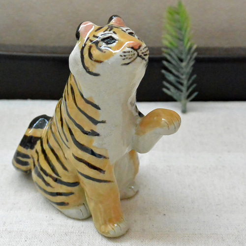 ベンガルトラの陶器置物動物