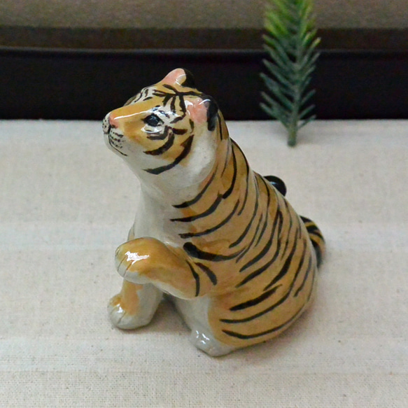 招きトラ　虎の置き物　中型・左手上げ招き猫　干支　寅　ネコねこ　タイガー　トラ　手作り陶芸　陶器の置物 4枚目の画像