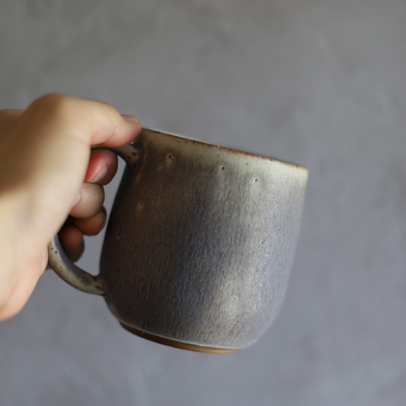 鉄粉のある　マグカップ 丸底　淡いグリーンブルーグレー　ギフト　アンティークな風合い 2枚目の画像