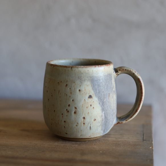 鉄粉のある　マグカップ 丸底　淡いグリーンブルーグレー　ギフト　アンティークな風合い 12枚目の画像