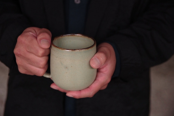 鉄粉のある　マグカップ 丸底　淡いグリーンブルーグレー　ギフト　アンティークな風合い 18枚目の画像