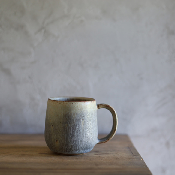 鉄粉のある　マグカップ 丸底　淡いグリーンブルーグレー　ギフト　アンティークな風合い 4枚目の画像