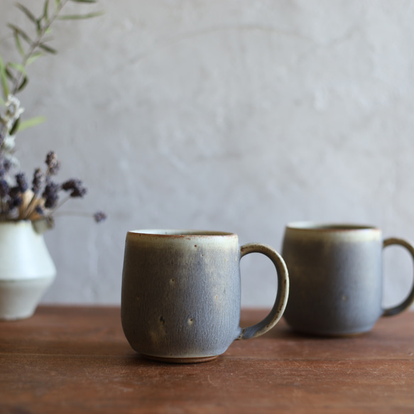 鉄粉のある　マグカップ 丸底　淡いグリーンブルーグレー　ギフト　アンティークな風合い 3枚目の画像